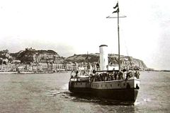Paddle-Steamer-the-Brighton-Queen-arriving-at-Hastings-Pier-1955